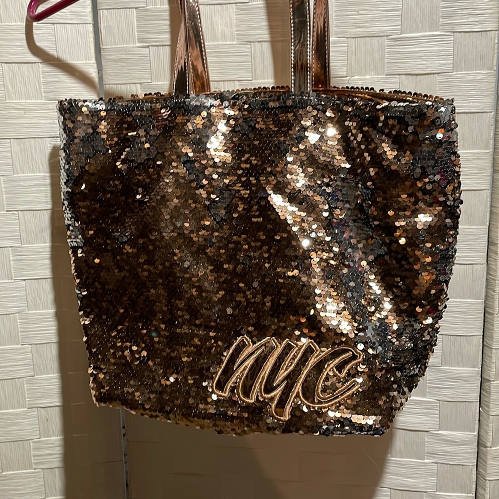 Handbag or shoulder bag sequin gold not any sort of brand-name.